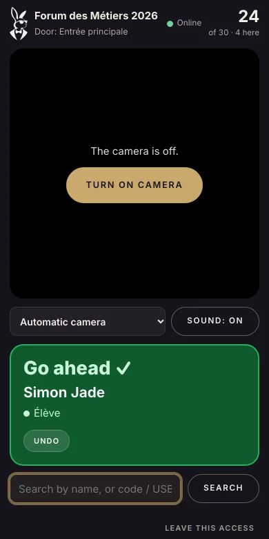 The Holadoor scanner on a phone: valid ticket, the guest can go in